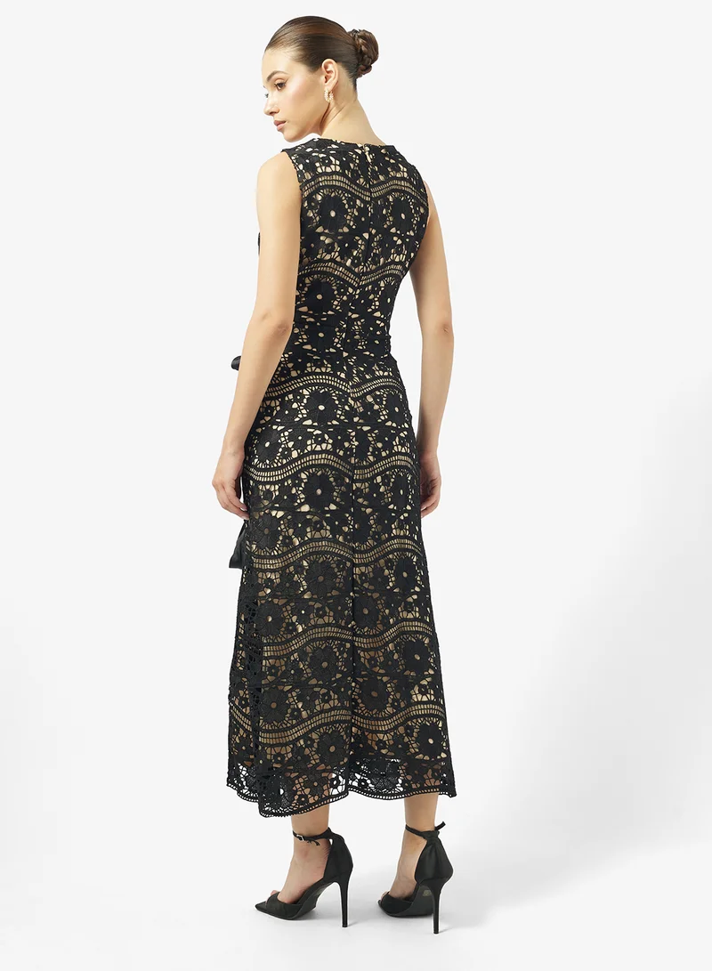 جاست مي فستان ميدي بدون أكمام بتفاصيل دانتيل وفتحة جانبية وربطة أمامية